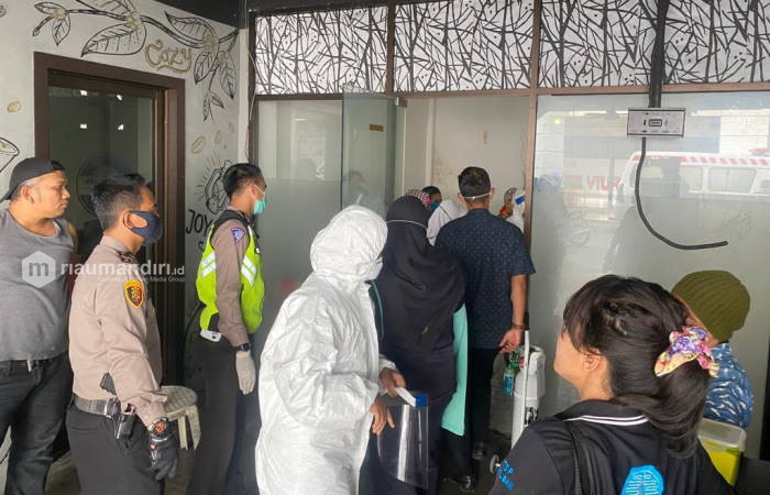 Melahirkan di Emperan Toko Tanpa Bantuan, Wanita di Pekanbaru Tolak Dibawa ke RS