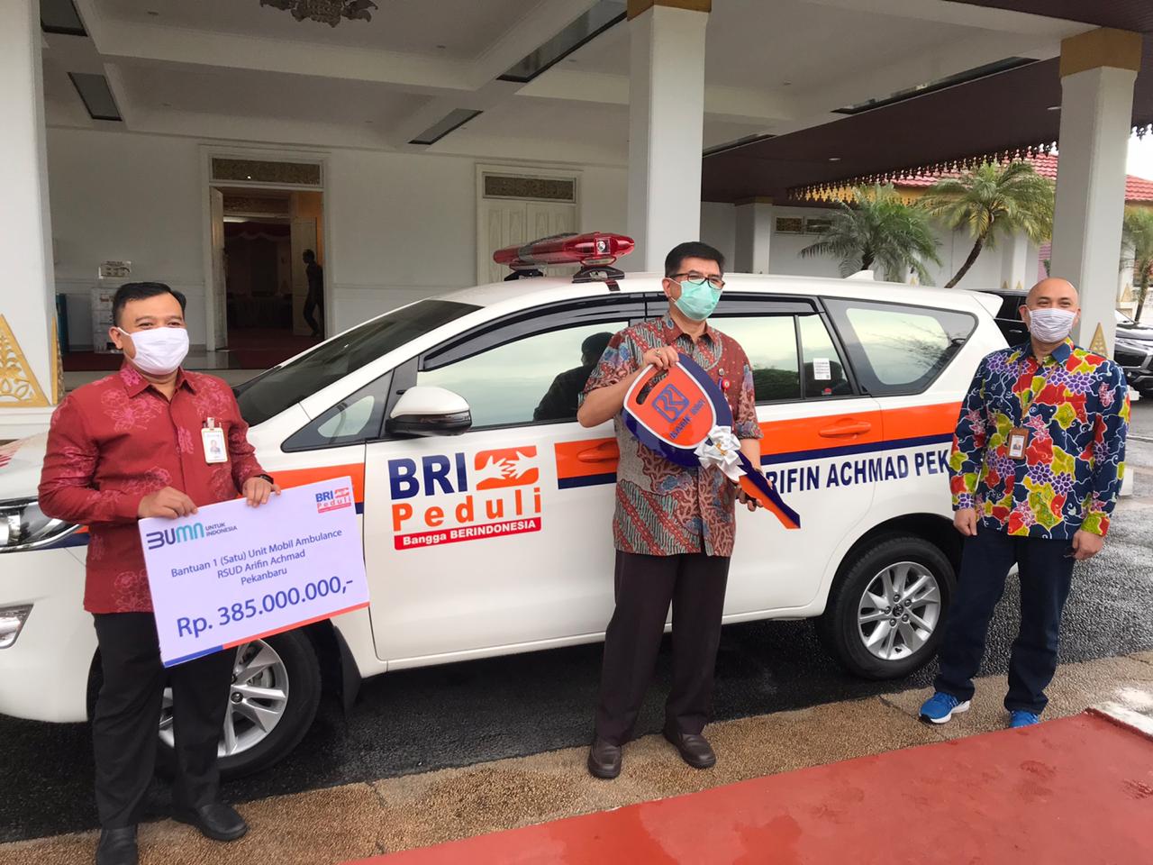 BRI Bantu Satu Unit Ambulans untuk RSUD Arifin Achmad