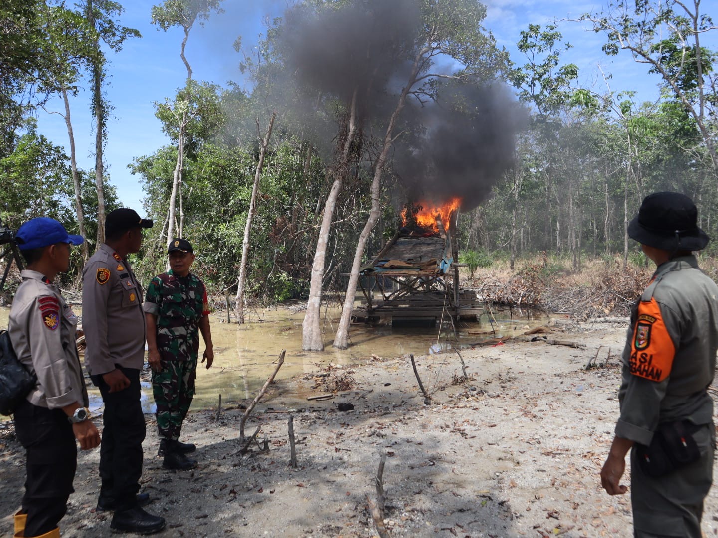 Tanpa Pelaku, 70 Rakit Tambang Ilegal di Kuansing Dihancurkan