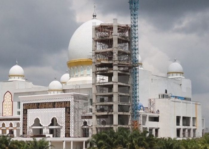 Terjadi Penurunan Konstruksi, Pembangunan Menara Masjid Raya Riau Dihentikan Sementara