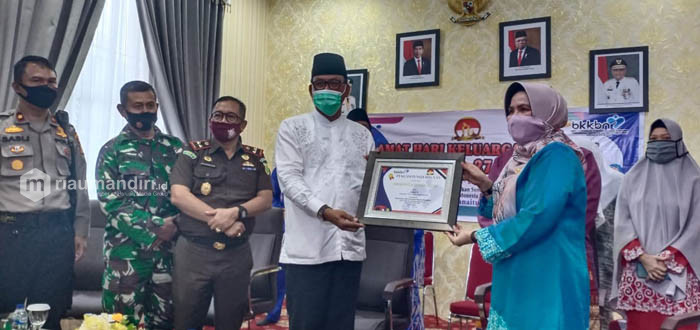 Rohil Juara 1 Pelayanan KB Serentak Sejuta Akseptor, KaBKKBN Riau Serahkan Piagam ke Bupati Suyatno