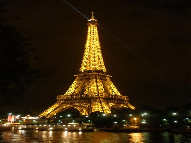 Berbahaya Jika Foto di Menara Eiffel Pada Malam Hari