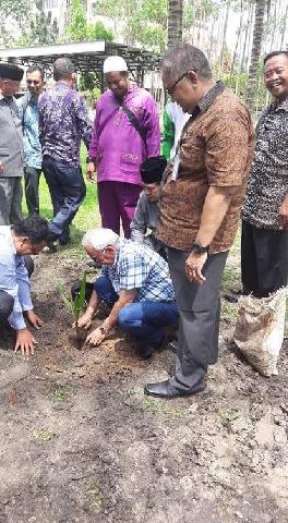 Profesor dari Iraq Tanam Empat Batang Kurma di Masjid Al Munawwaroh UIR