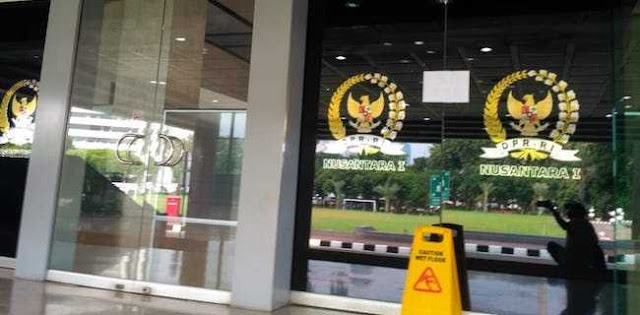 KPK Datang Dengan Empat Mobil Saat Geledah Ruang Anggota DPR