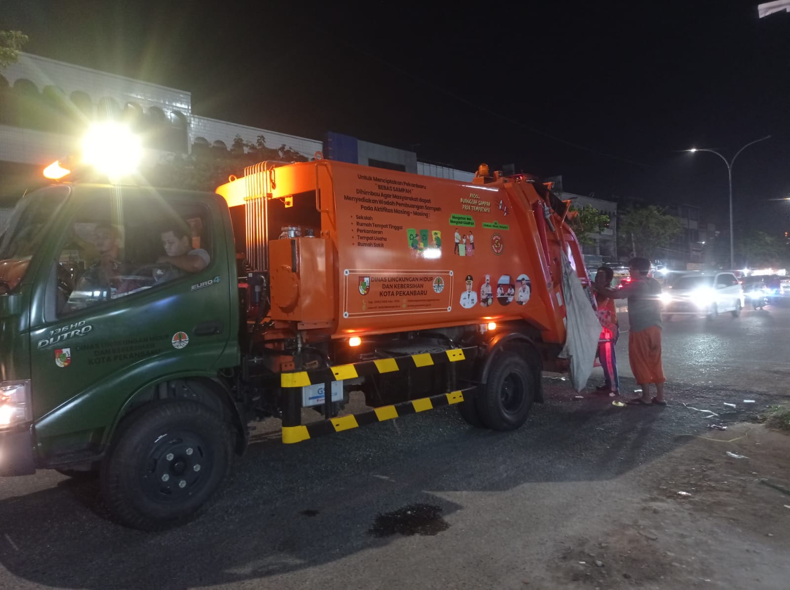 Pemko Mulai Operasikan Truk Sampah Compactor dari KLHK