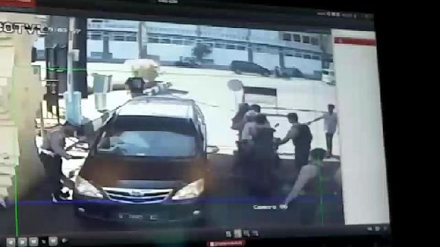 BREAKING NEWS: Bom di Polrestabes Surabaya Dibawa Pemotor