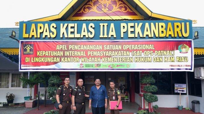 Dieksekusi Kejari, Mantan Bupati Pelalawan Tengku Azmun Kembali Huni Lapas