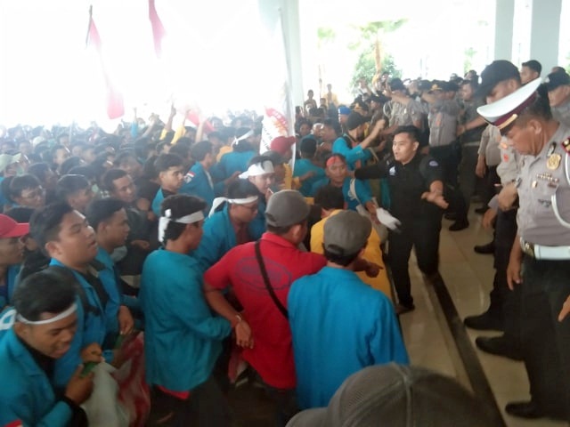 Demo Tolak RUU KPK Rusuh, Polisi Pukuli Mahasiswa dengan Pentungan
