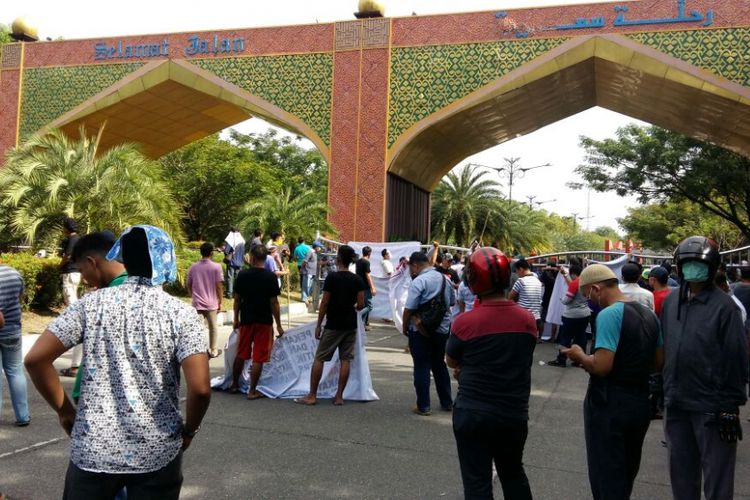 Neno Warisman Dihadang Massa di Bandara SSK Pekanbaru