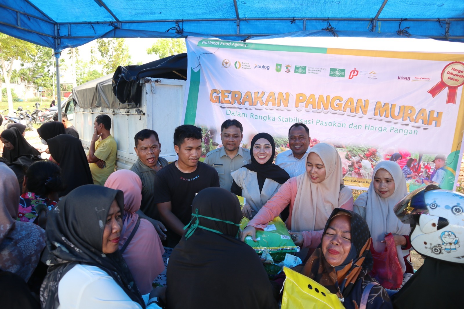 Senator Sewitri Gelar Gerakan Pangan Murah di Pelalawan