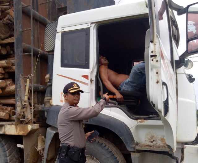 Sopir Truk Kayu Perawang Ditemukan Meninggal dengan Kaki Terangkat ke Setir