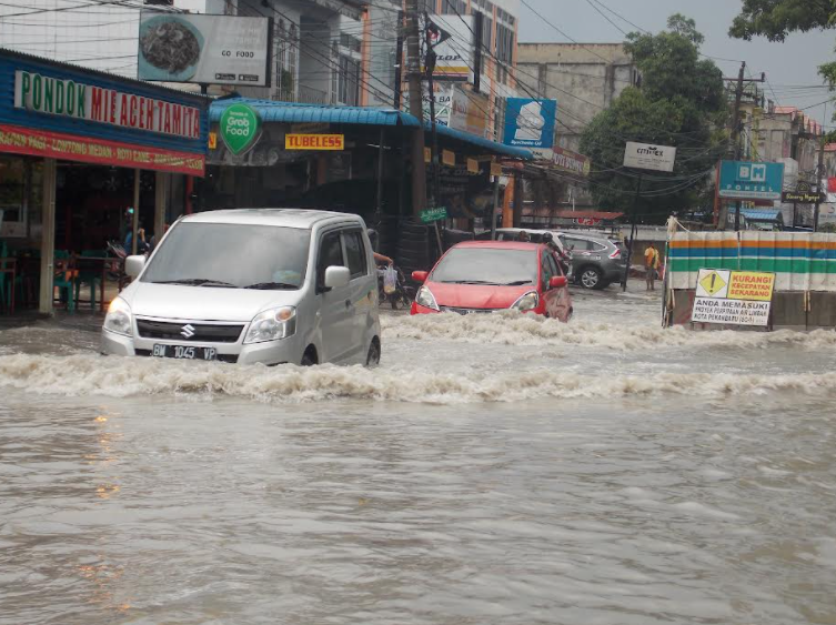 Dikritik Berbagai Pihak Soal Banjir, Wali Kota Firdaus: Kita Masih Fokus Penanganan Covid-19