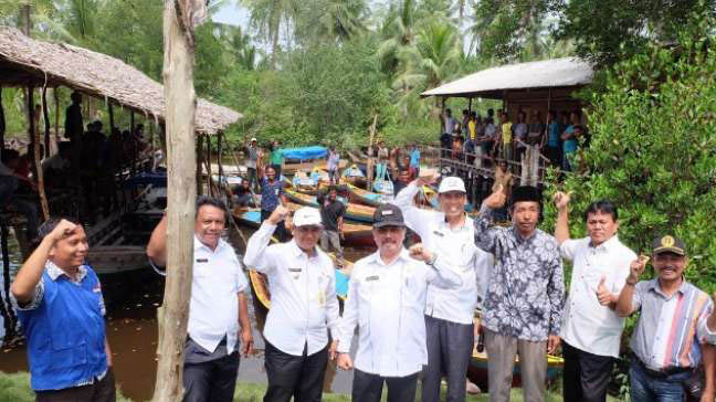 Sekda Inhil Serahkan Bantuan 15 Perahu Motor dan Alat Tangkap Ikan ke Nelayan 