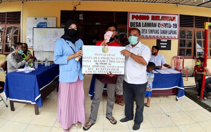 Mahasiswa Kukerta Unri Bantu Kegiatan Penyaluran BLT di Desa Simpang Tanah Lapang Kuansing