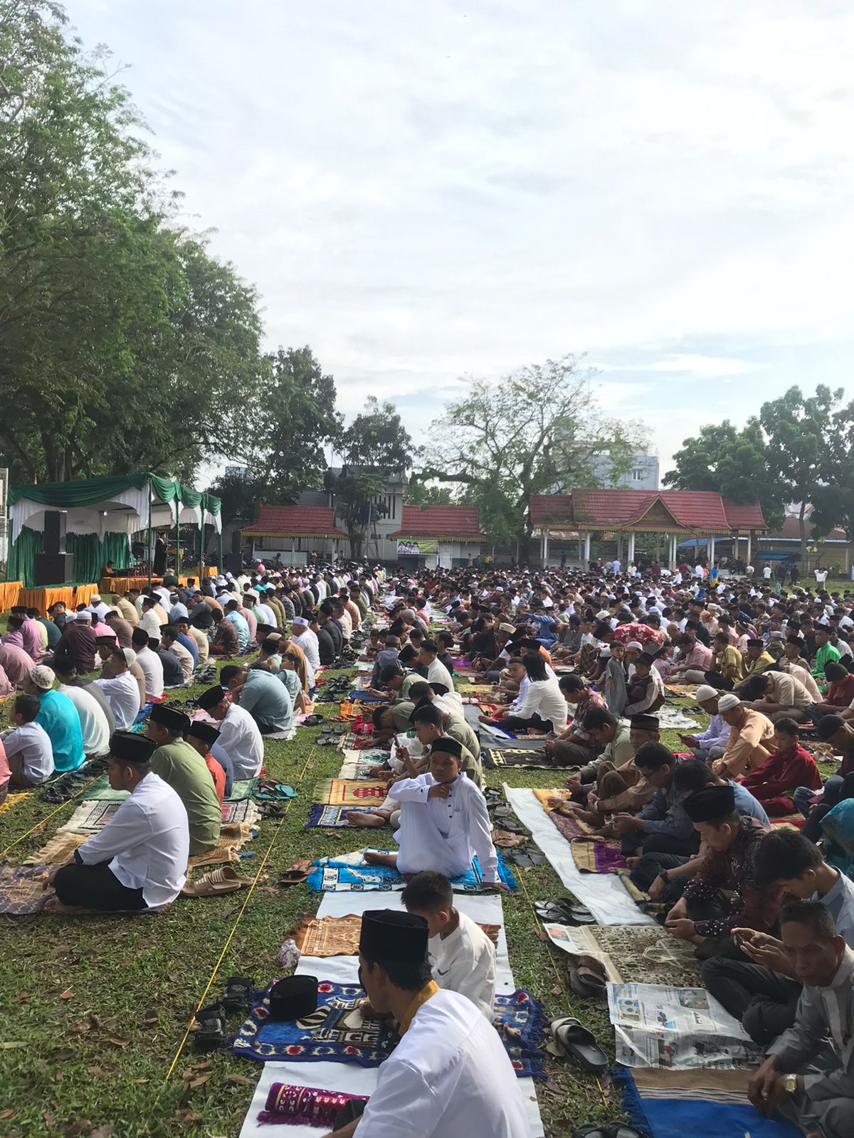 Suasana Harmoni Salat Idulfitri 1445 H di Lapangan Bukit