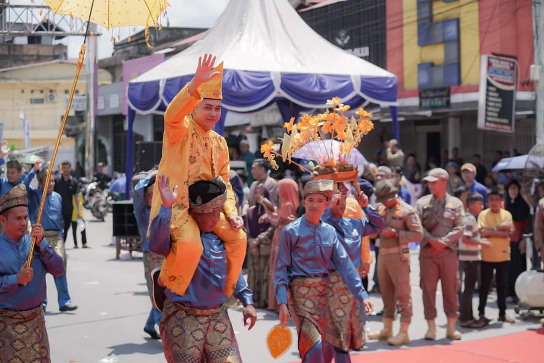 Kafilah Rohil Tampilkan Ratib Togak dan Kompang Silat Saat Pawai Taaruf MTQ XLII Riau