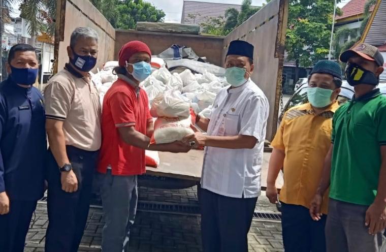 Disnakertrans Riau Kembali Salurkan Sembako kepada Karyawan Di-PHK dan Dirumahkan