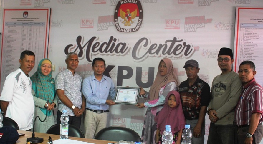 KPU Riau Serahkan Piagam Penghargaan kepada Ahli Waris Petugas KPPS di Mandah Inhil