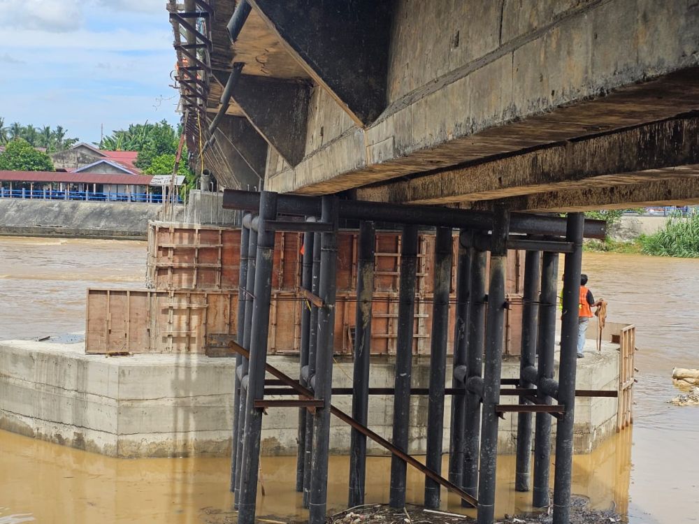 Proses Dongkrak Bagian Miring, Jembatan Sungai Rokan Ditutup Total