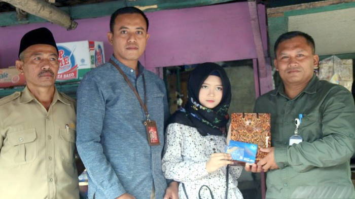 Gadis Jago Gambar Asal Sukabumi Terima Bantuan Buku-KIP dari Presiden Jokowi