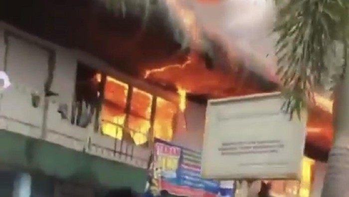 Asrama Ponpes MTI Kapau Agam Terbakar Hebat