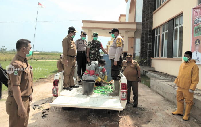 Pemcam dan Upika Pekaitan Semprotkan Disinfektan di Jalan Protokol dan Rumah Ibadah
