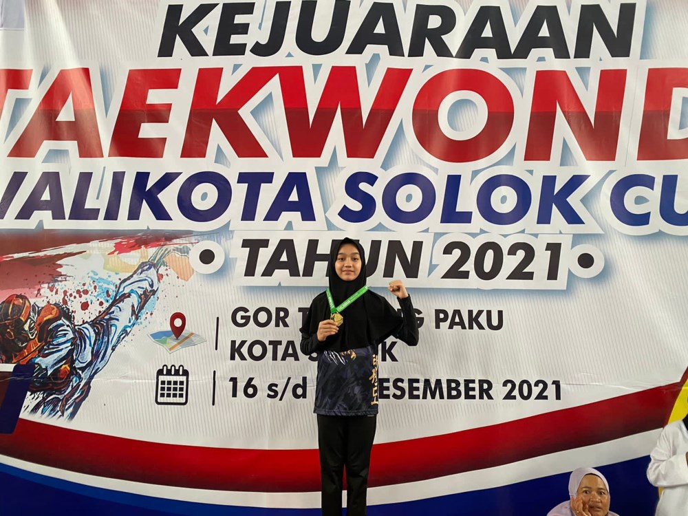 Nadhira Siswi SMPN 4 Pekanbaru Raih Emas di Kejuaraan Taekwondo Walikota Solok Cup