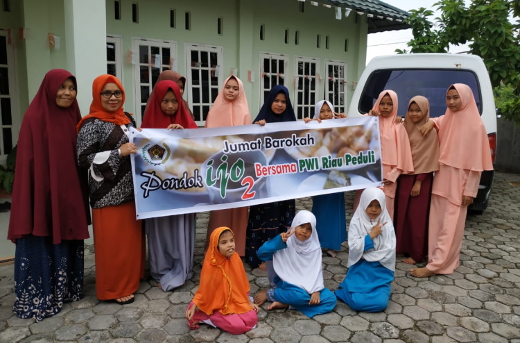Sahabat Pondok Ijo2 Bersama PWI Riau Peduli Serahkan Bantuan di Panti Asuhan Anisa