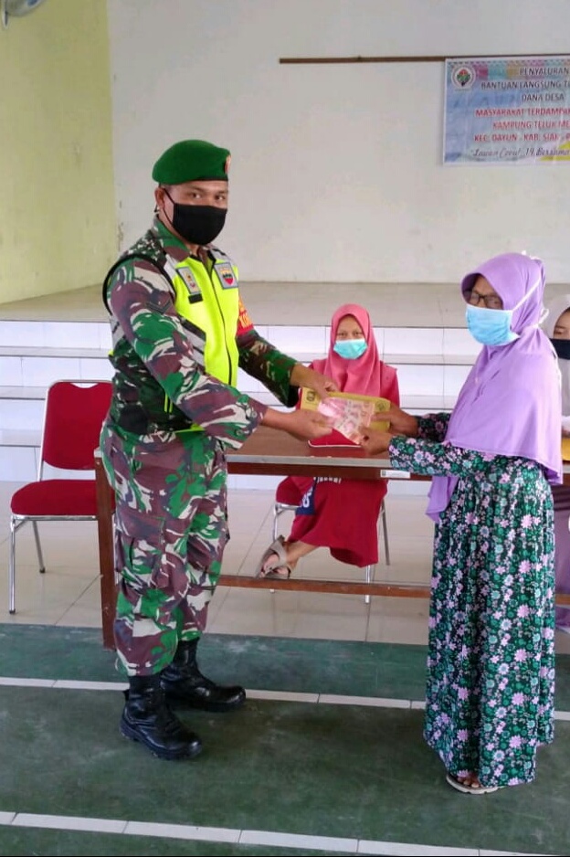 Babinsa Kampung Teluk Merbau Dampingi Proses Penyaluran BLT