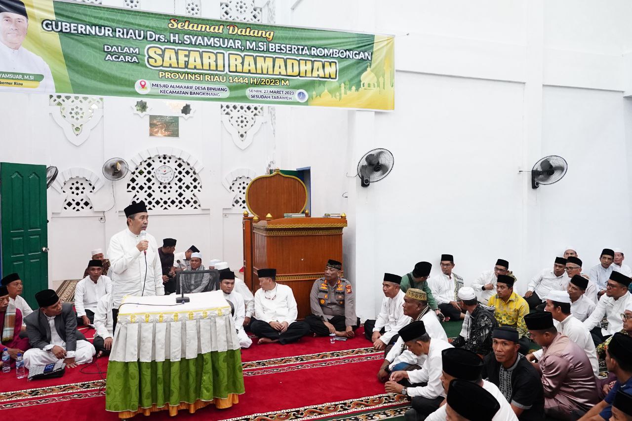 Gubernur Riau Berikan Sejumlah Bantuan ke Masyarakat Desa Binuang