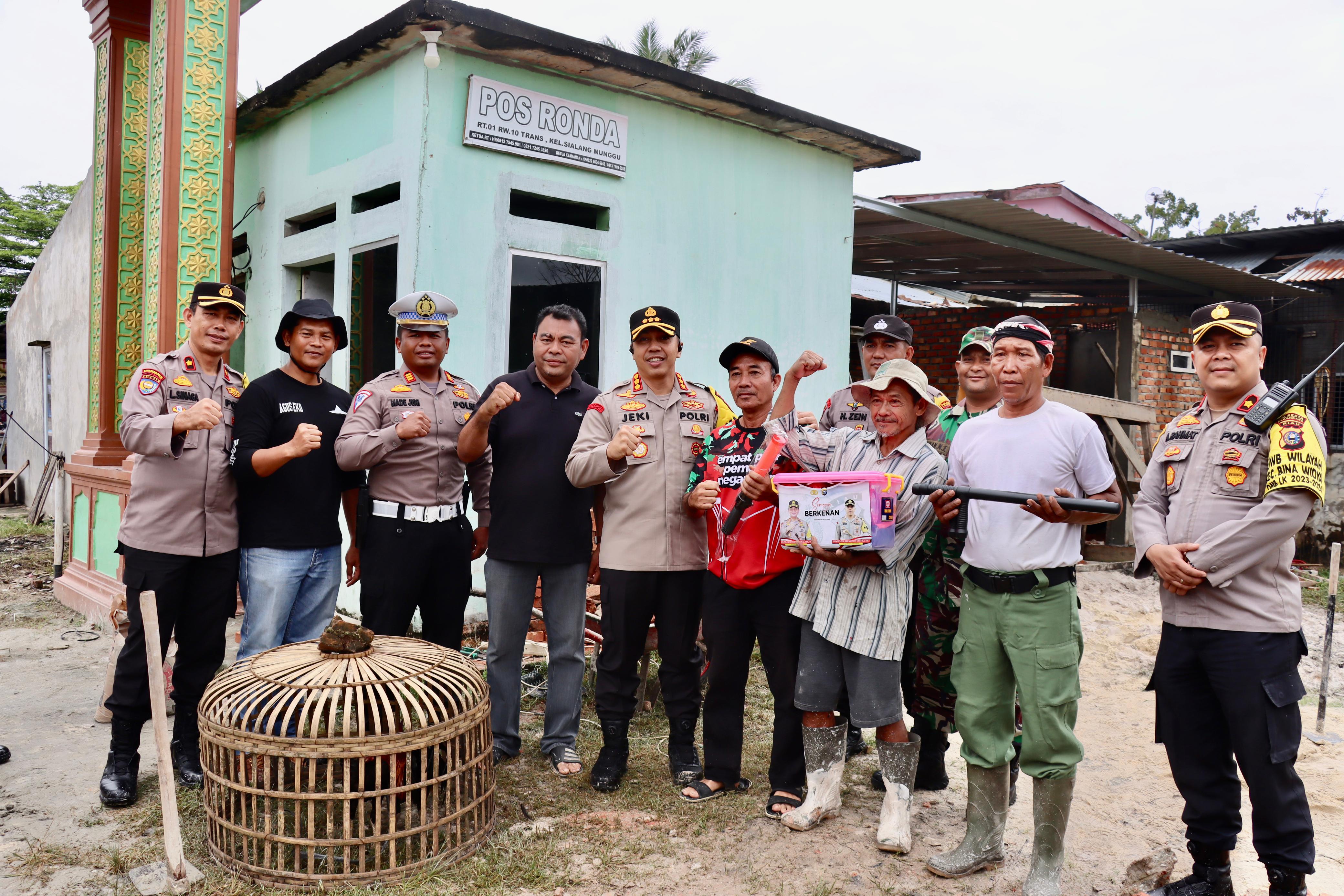 Polresta Pekanbaru Bantu Perlengkapan Pos Ronda Guna Wujudkan Kamtibmas Pemilu Damai