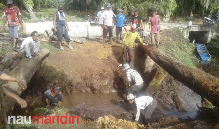 Berbekal Besi Bekas, Warga Kampung Baru Dumai Bangun Gorong-gorong di Jalan Tegalsari