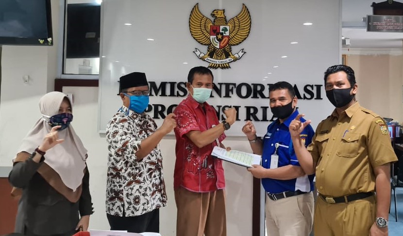 PPID Utama Kampar Perdana Serahkan Daftar Isian Kuesioner, KI Riau Berikan Apresiasi