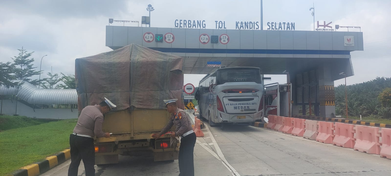 Pasang Stiker Scotlight, Upaya Polres Siak Minimalisir Laka di Tol Permai