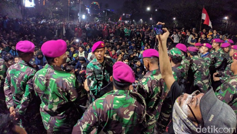Prajurit TNI Turun Amankan Demo, Mahasiswa Nyanyi Garuda Pancasila