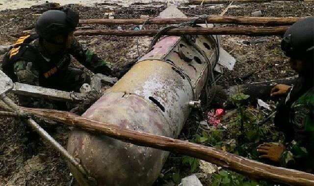 TNI dan Warga Temukan Benda Mirip Torpedo di Bintan