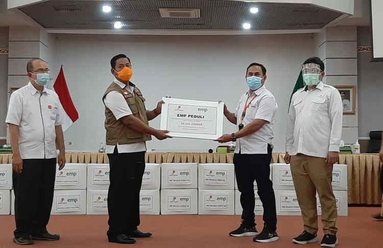SKK Migas–EMP Serahkan Puluhan Ribu Masker ke Pemprov Riau