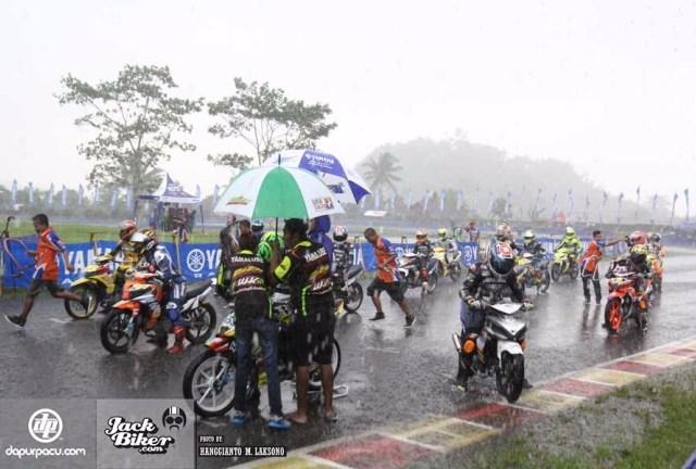 Hujan Angin Memaksa Kelas YCR 2 Yamaha Cup Race Batal