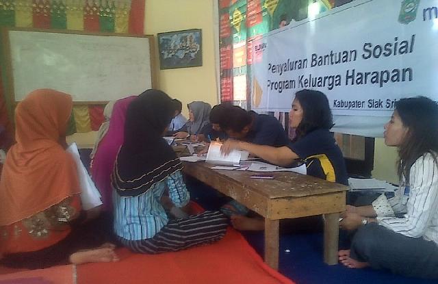 Warga Bungaraya Berbondong-Bondong Ambil Bantuan Dana Sosial di Aula KUA