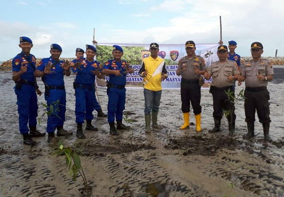Kurangi Laju Abrasi di Pulau Bengkalis, Polres Tanam 1.500 Batang Mangrove
