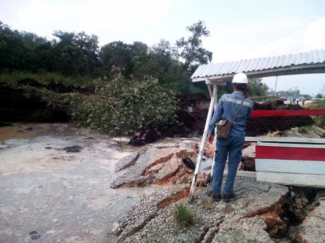 Mobil Tronton Ditelan Badan Jalan di Pusako Siak, Akses Jalan Terputus