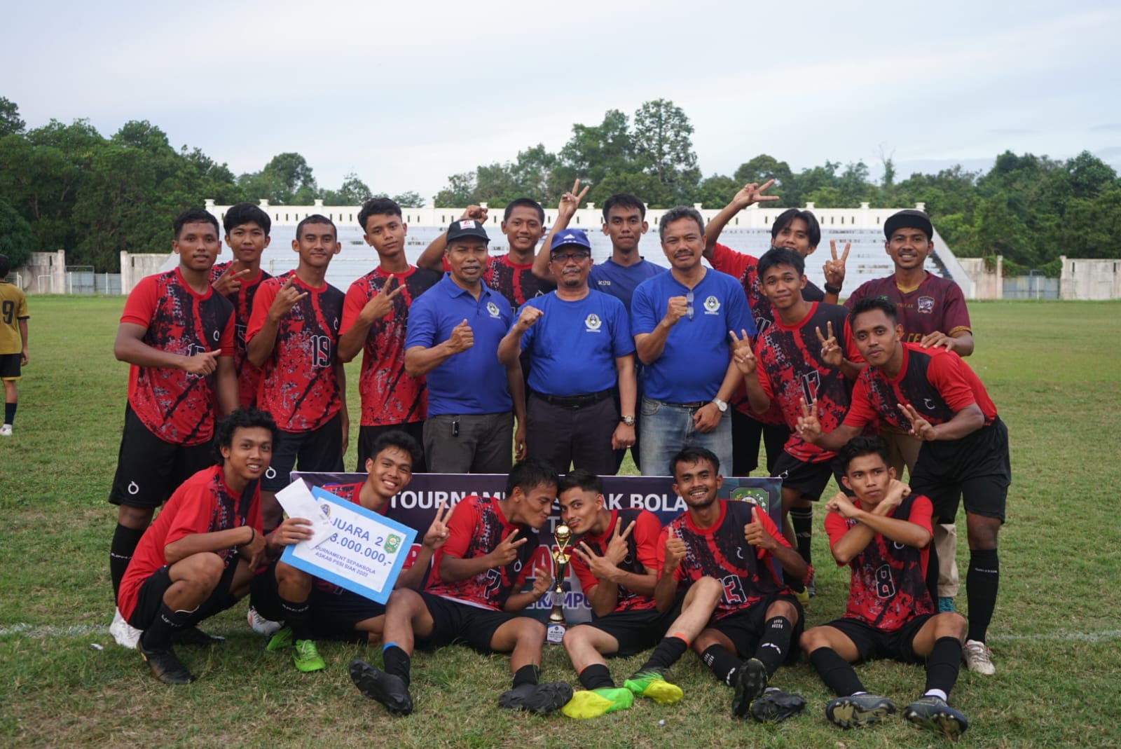 Sekda Tutup Turnamen Sepak Bola U-21 Askab PSSI Siak, PS Putra Melayu Juara Satu