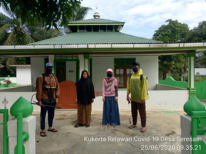 Tim Relawan Covid-19 Unri Lakukan Penyemprotan Disinfektan di Musala dan Masjid di Desa Seresam