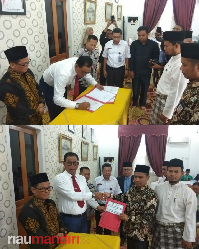 Pertama di Riau, Bupati Rohil Tanda Tangani NPHD Pilkada 2020