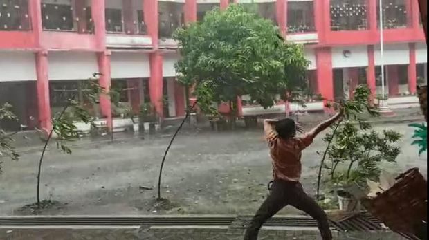 Viral Video Gokil Pelajar 'Avatar' Sedang Taklukkan Angin
