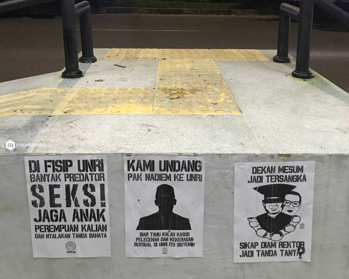 Pekanbaru Dipenuhi Poster dan Spanduk Wajah Syafri Harto: Dekan Mesum!
