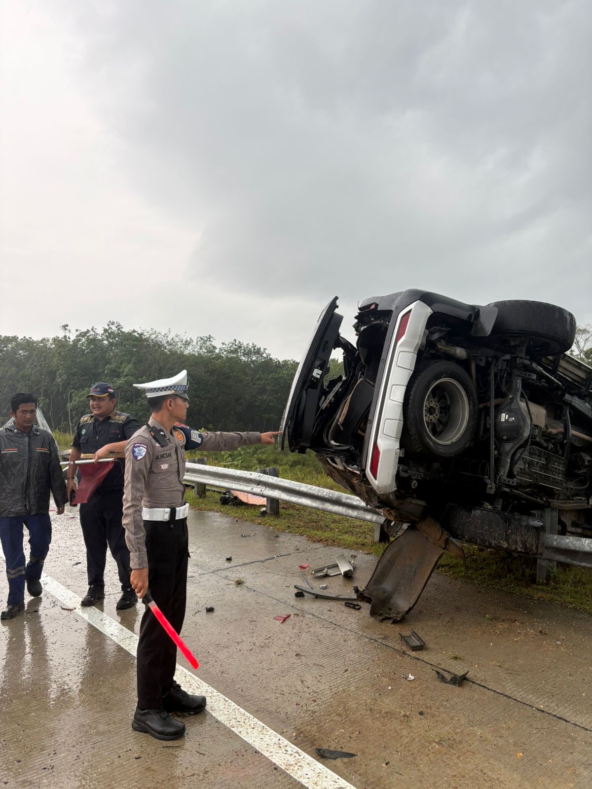 Kondisi Jalan Licin, Toyota Fortuner Tergelincir Lalu Tersangkut di Pembatas Jalan di Tol Pekanbaru-