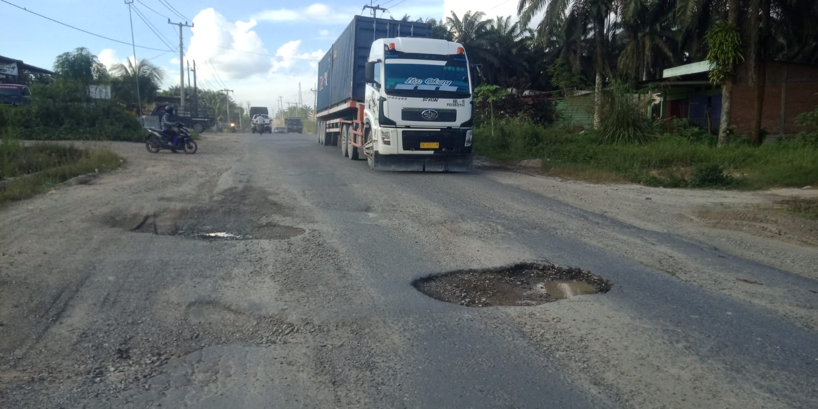 Hati-Hati! Jalan Nasional di Kecamatan Lubuk Dalam Banyak Lubang 