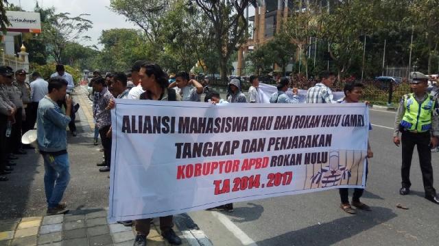 AMR Serahkan Dokumen Dugaan Penyimpangan di Setdakab Rohul ke Kejati Riau