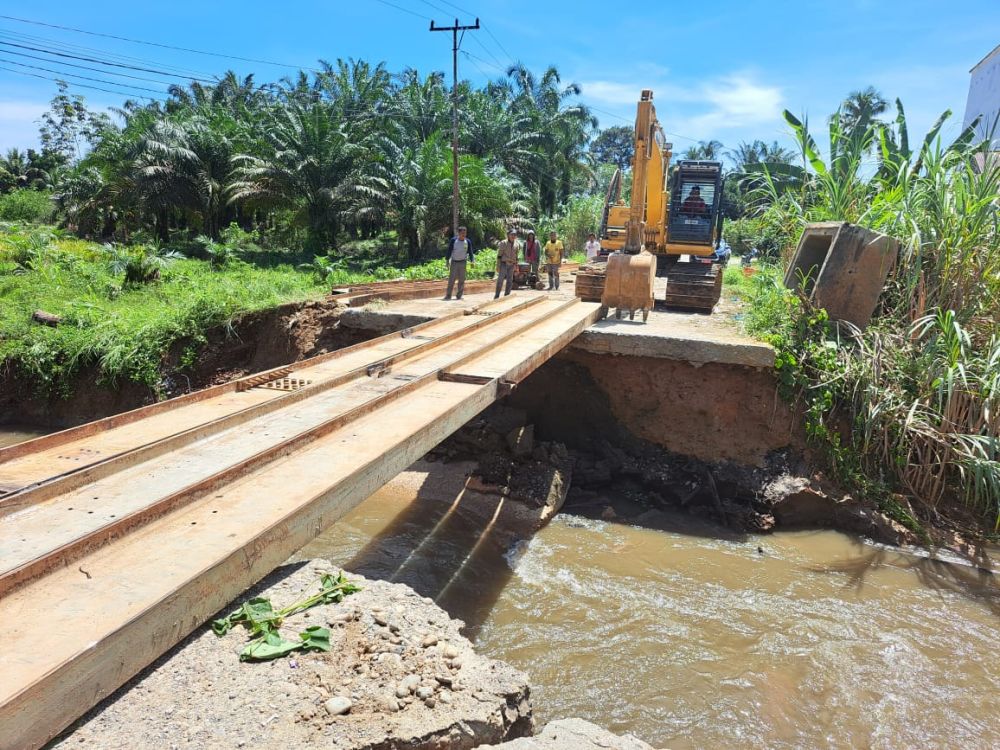Dinas PUPRPKPP  Riau Bikin Jembatan Darurat di Bangun Purba
